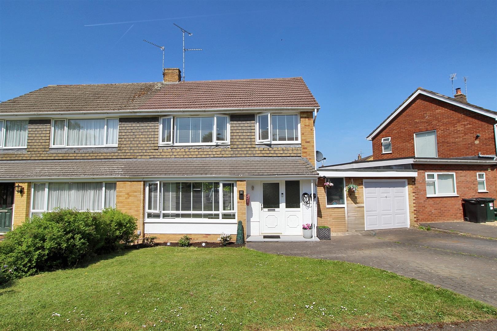 3 bed property in Foxcombe Drive, Reading